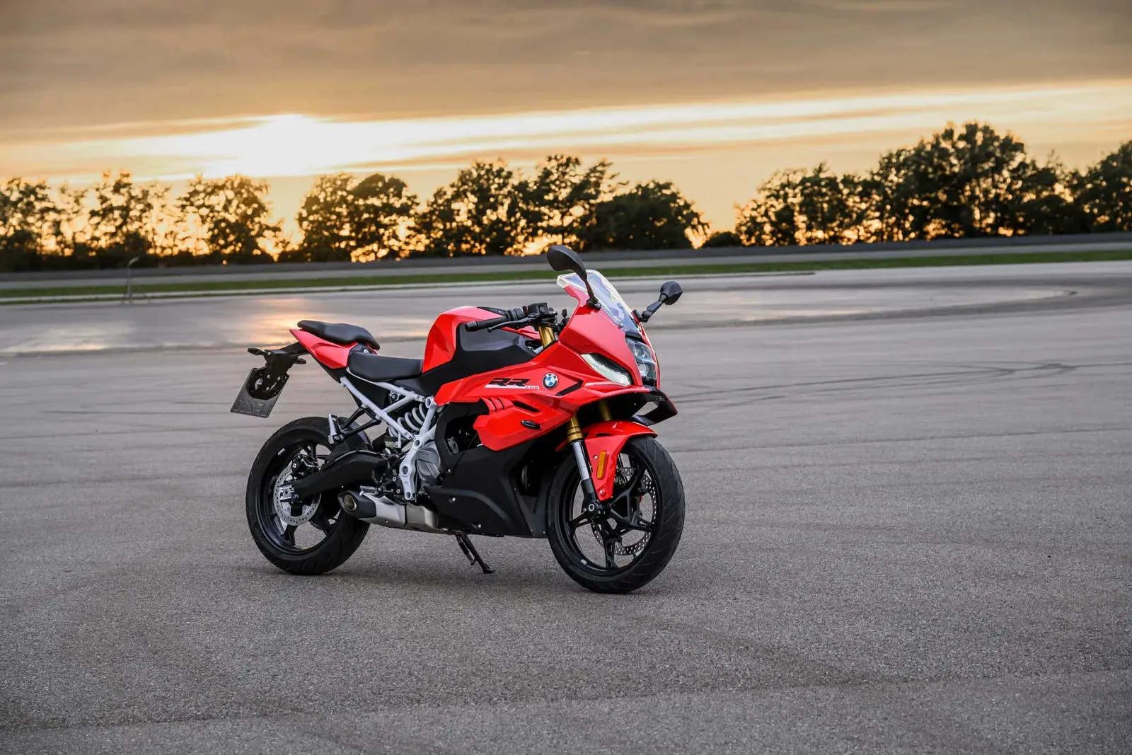 BMW F 450 RR in Rot auf der Landstraße