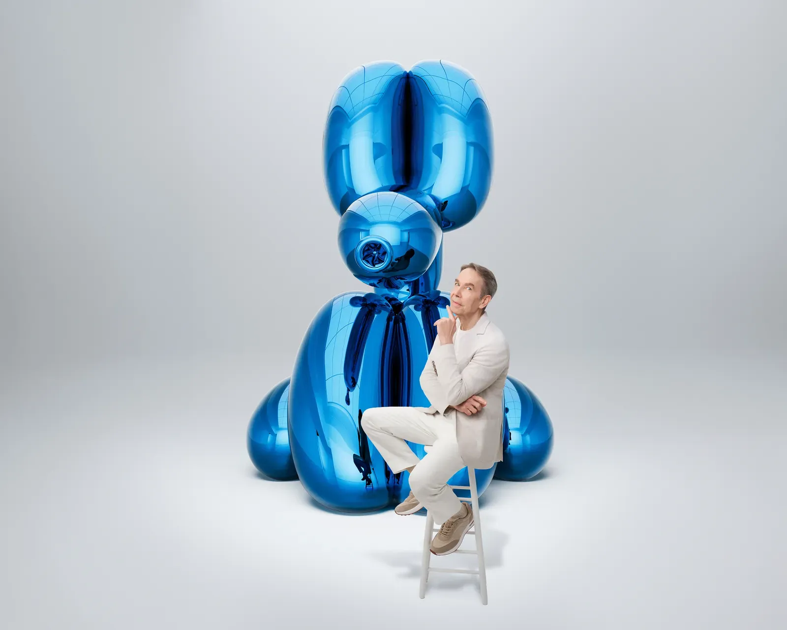 Balloon-Dog-Skulptur von Jeff Koons mit Uhr