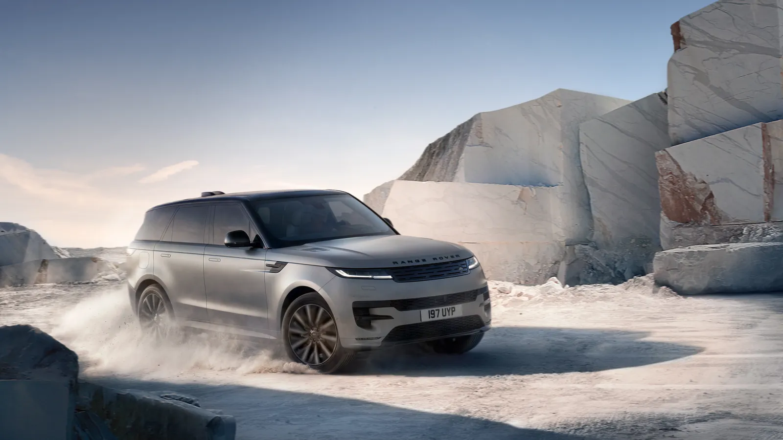 Range Rover Sport Electric, Dreiviertel-Frontansicht im Steinbruch